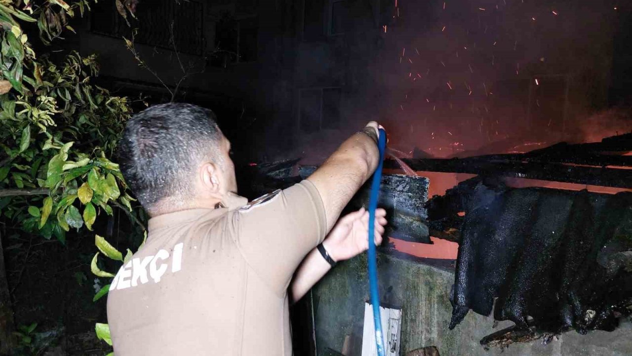 Baraka alevlere teslim oldu: Bekçiler hortumla su tuttu