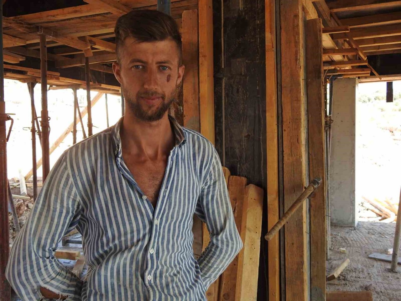 Depremzedeler için yapılan köy evlerinin inşası devam ediyor