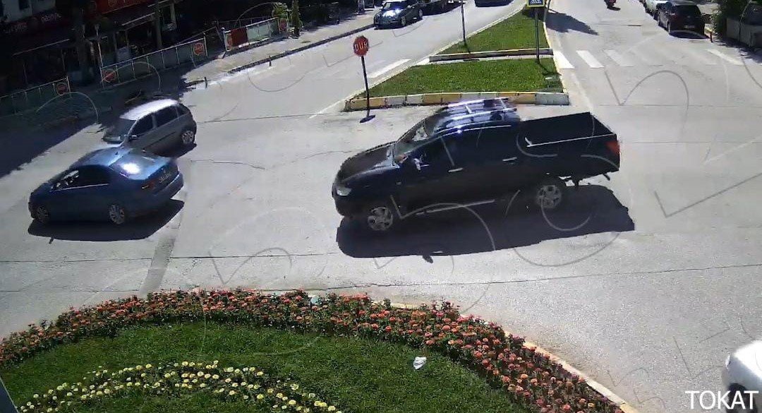 Tokat’ta döner kavşaktaki trafik kazaları kameralara yansıdı