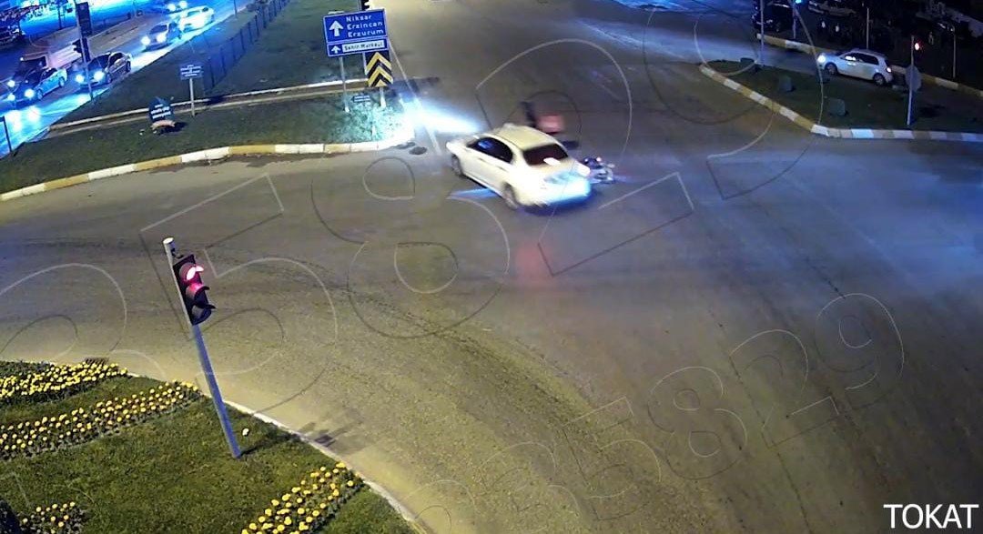 Tokat’ta döner kavşaktaki trafik kazaları kameralara yansıdı