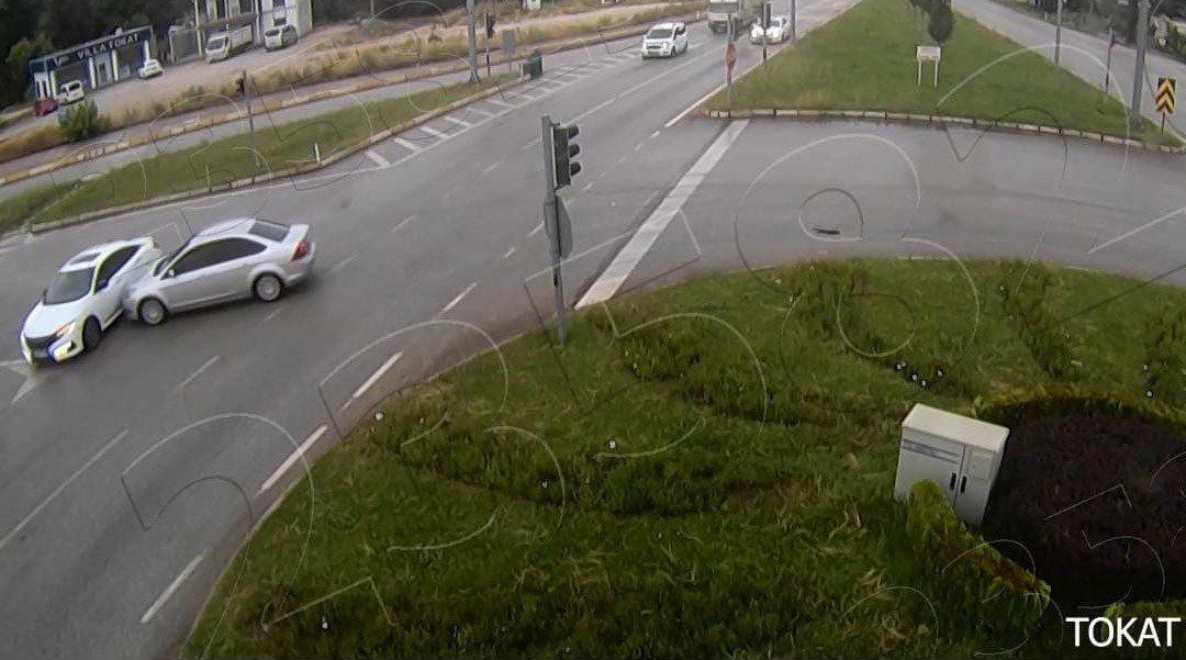 Tokat’ta döner kavşaktaki trafik kazaları kameralara yansıdı
