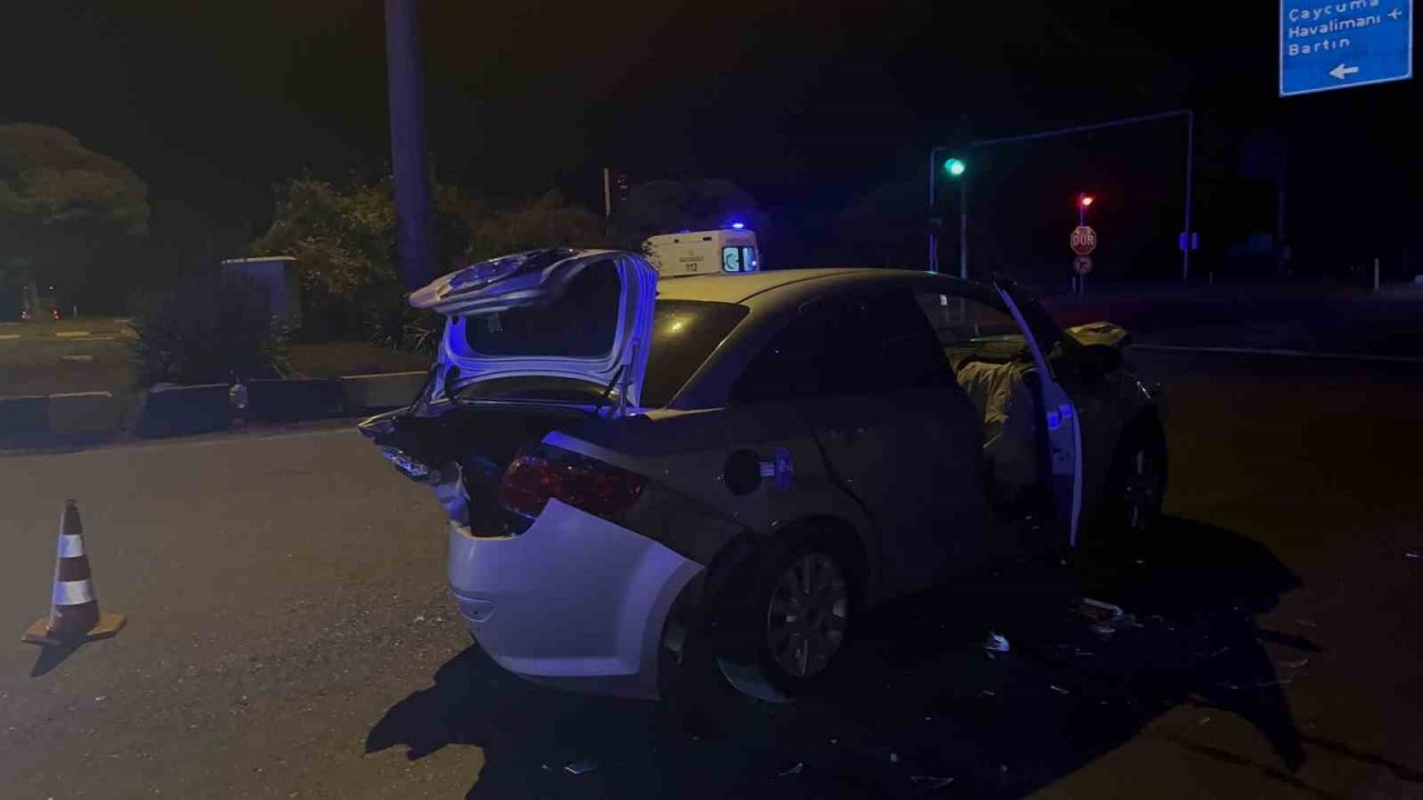 Trafik ışıklarında bekleyen araçlara çarptı: 2 hafif 1 ağır yaralı