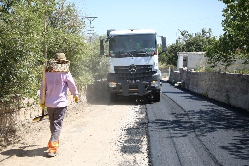 Melikgazi’de asfalt atağı sürüyor