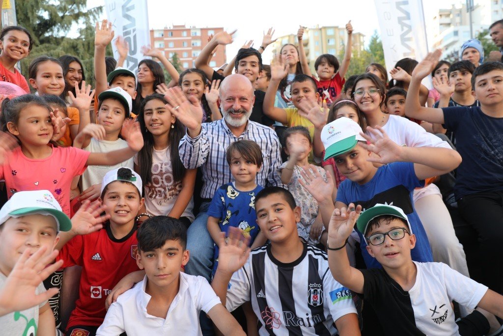 Kocasinan’ın sokak oyunları şenliğinde Başkan Amca’ya sevgi seli