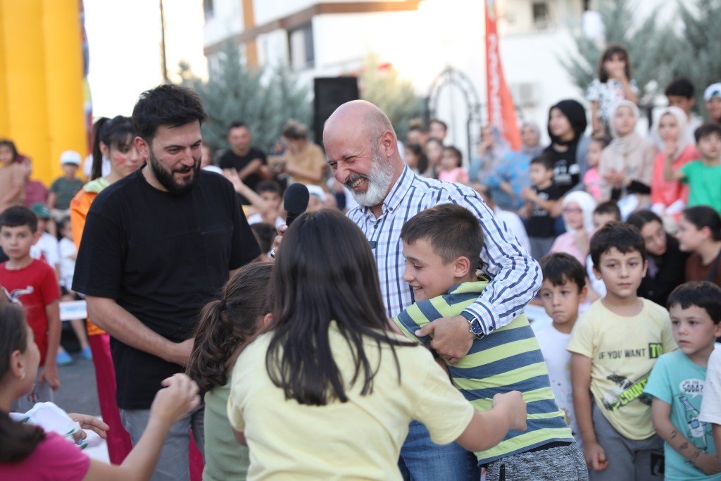 Kocasinan’ın sokak oyunları şenliğinde Başkan Amca’ya sevgi seli