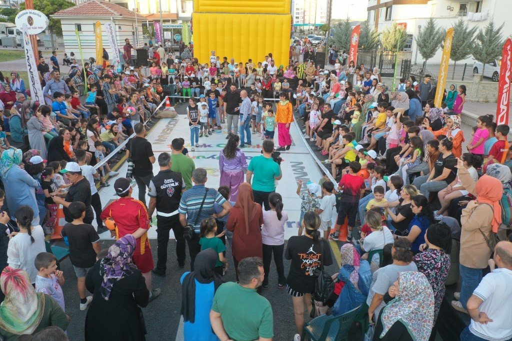 Kocasinan’ın sokak oyunları şenliğinde Başkan Amca’ya sevgi seli