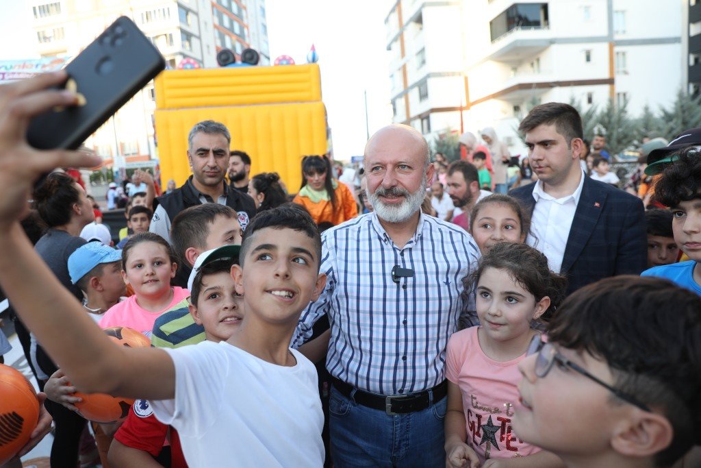 Kocasinan’ın sokak oyunları şenliğinde Başkan Amca’ya sevgi seli