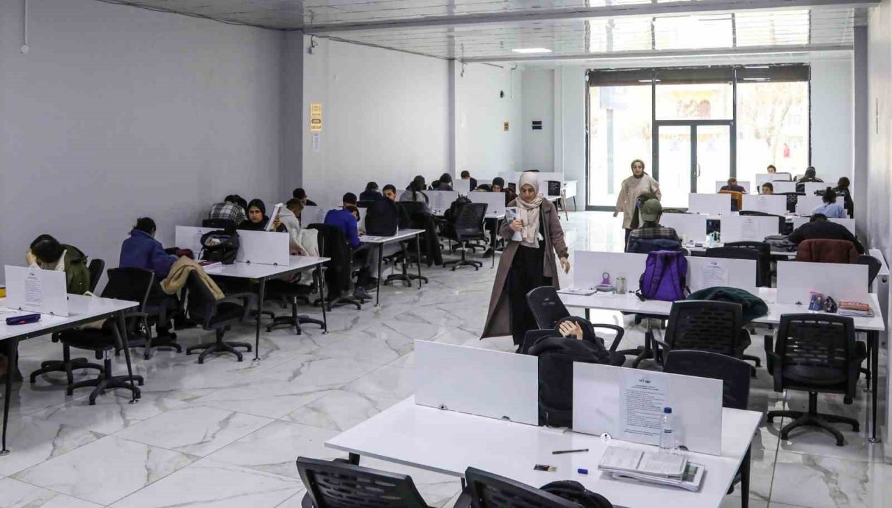 Van Büyükşehir Belediyesi 503 öğrenciyi üniversiteli yaptı