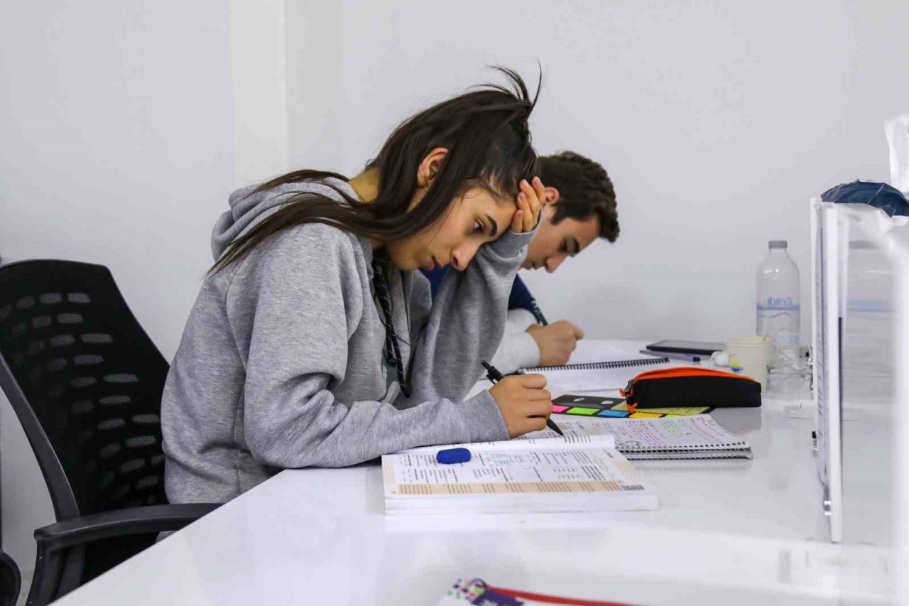 Van Büyükşehir Belediyesi 503 öğrenciyi üniversiteli yaptı