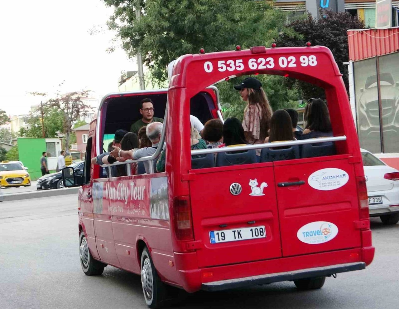İranlı turistlere üstü açık minibüsle şehir turu