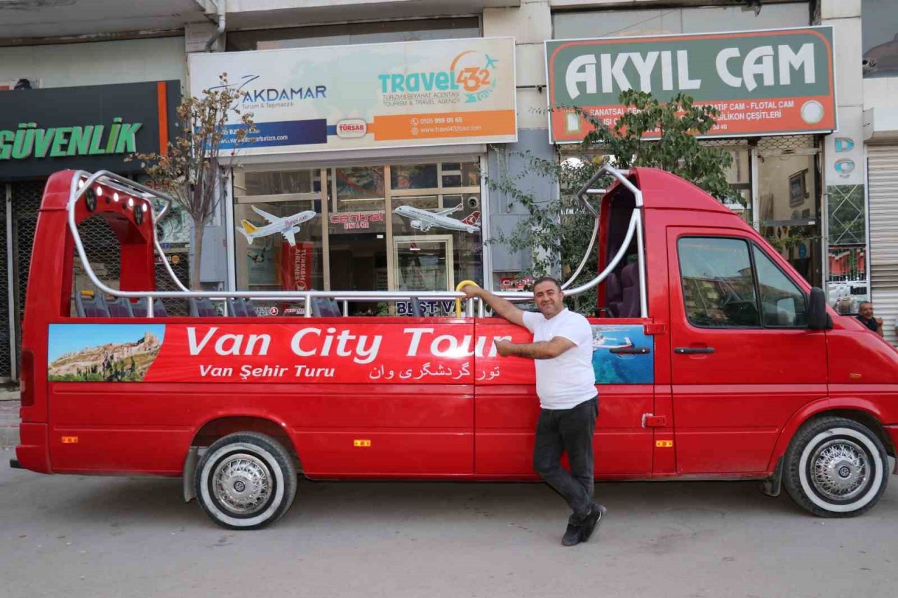 İranlı turistlere üstü açık minibüsle şehir turu