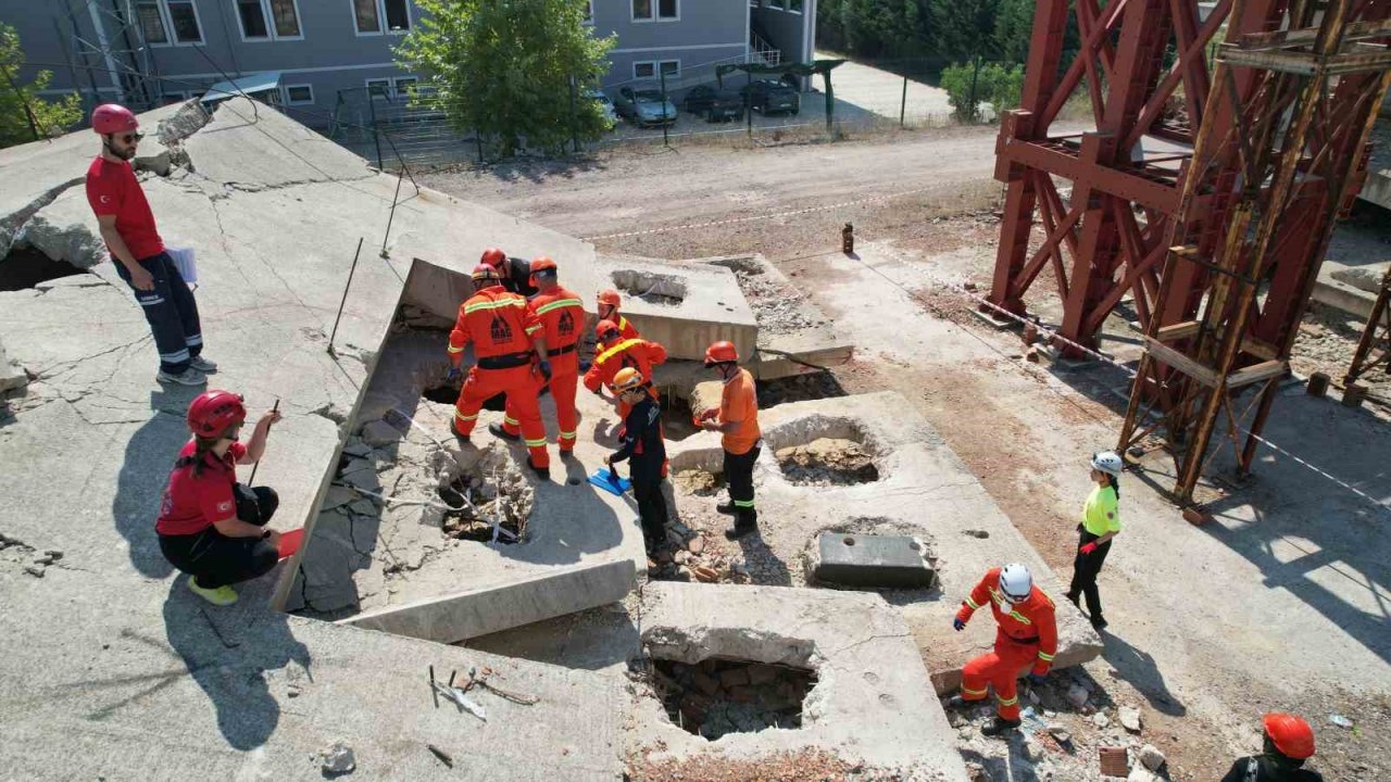 Yalova’da enkaz ve trafik kazası temalı tatbikatlar gerçeğini aratmadı