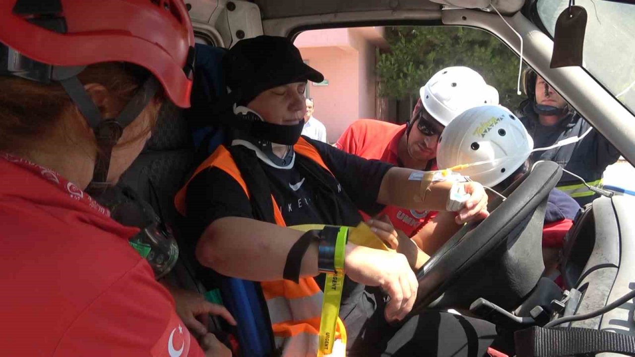 Yalova’da enkaz ve trafik kazası temalı tatbikatlar gerçeğini aratmadı