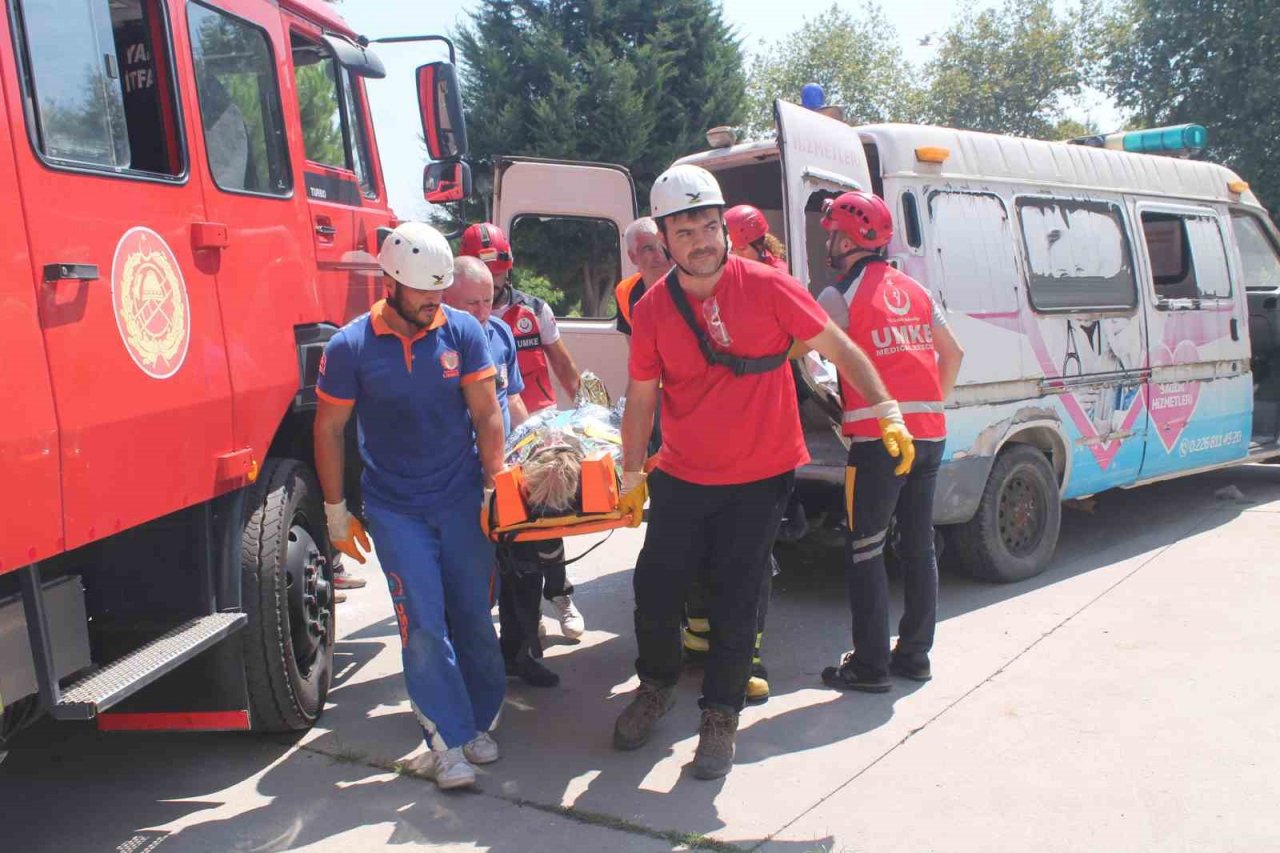 Yalova’da enkaz ve trafik kazası temalı tatbikatlar gerçeğini aratmadı