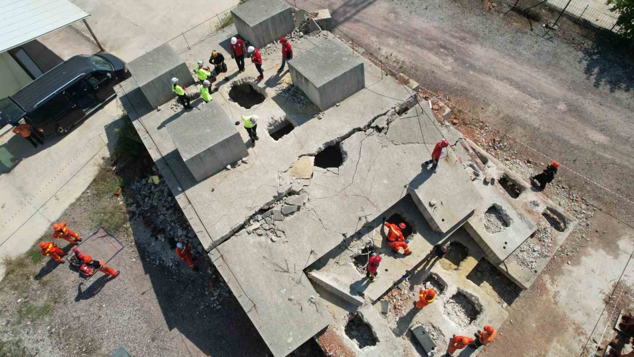 Yalova’da enkaz ve trafik kazası temalı tatbikatlar gerçeğini aratmadı