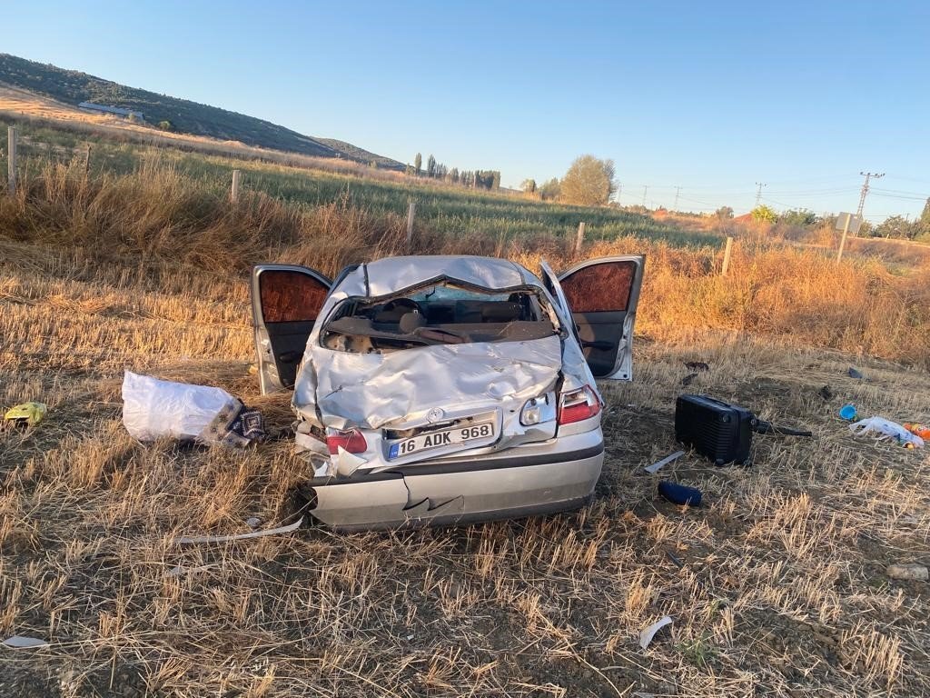 Yozgat’ta kontrolden çıkan otomobil tarlaya devrildi: 2 yaralı