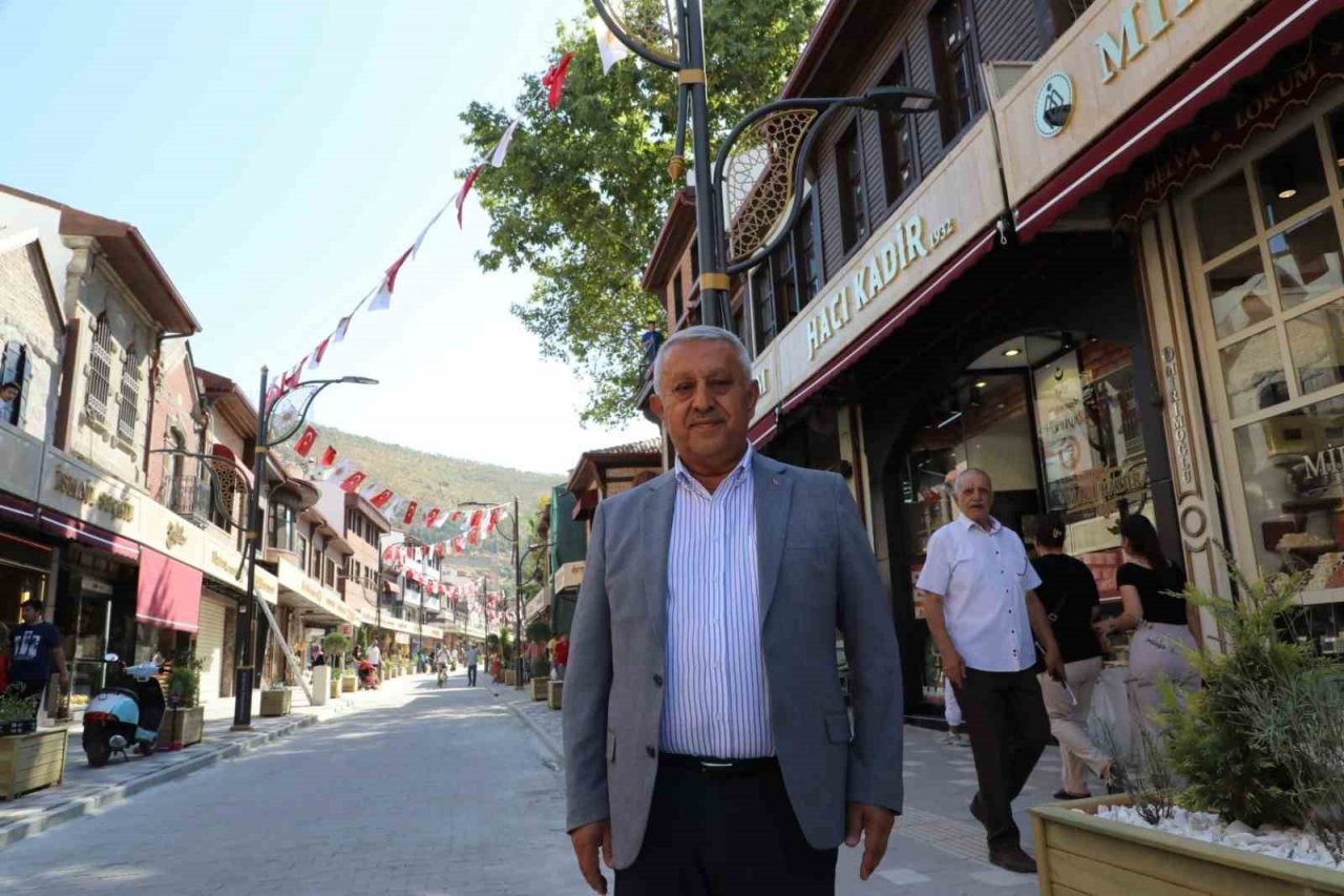 100 yıldan fazla geçmişe sahip tarihi Uzun Çarşı’da başlatılan restorasyon sona erdi