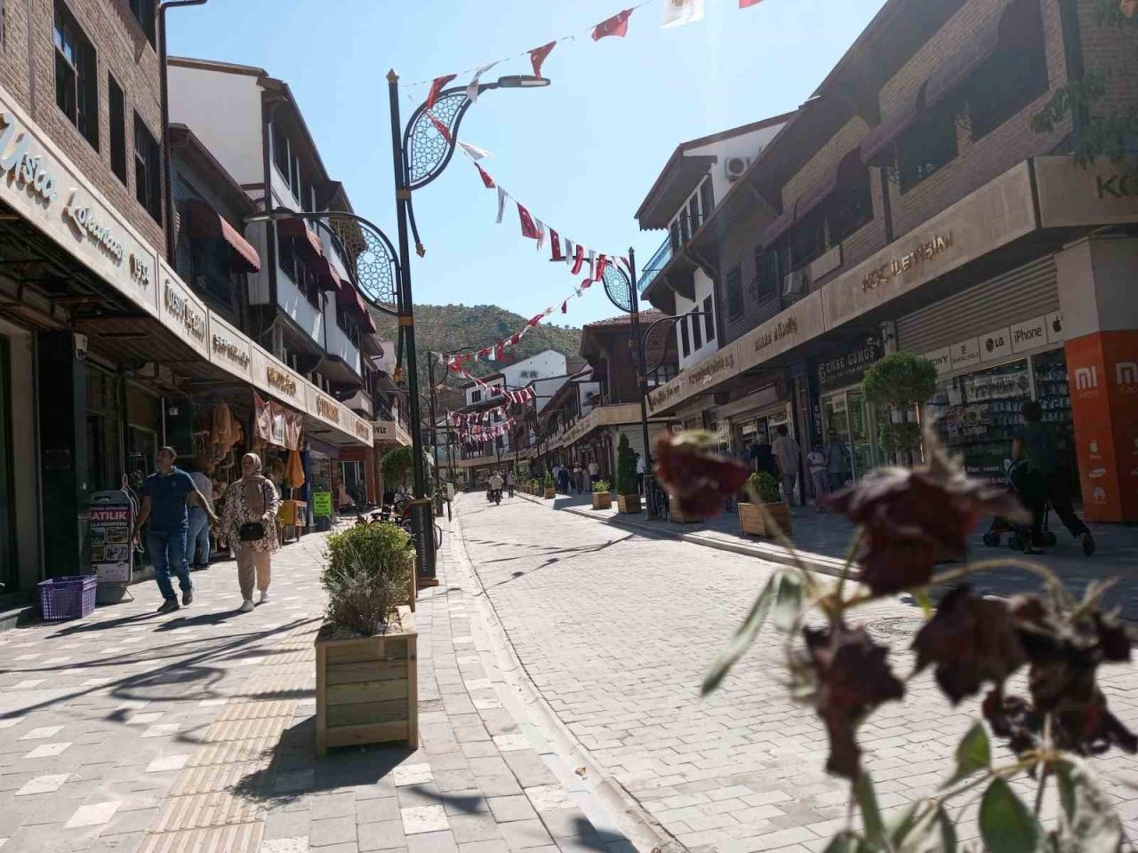 100 yıldan fazla geçmişe sahip tarihi Uzun Çarşı’da başlatılan restorasyon sona erdi