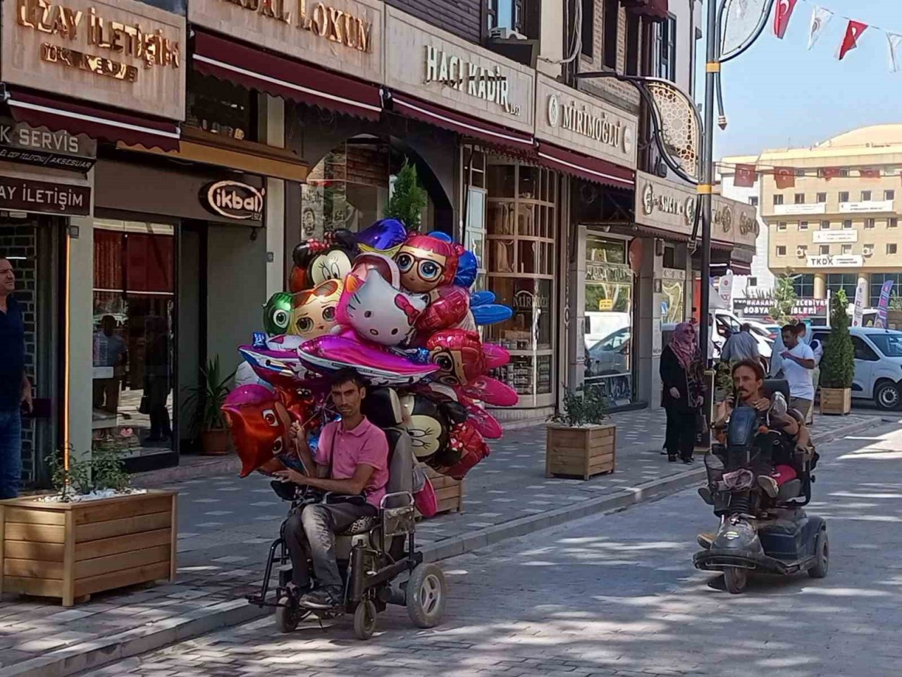 100 yıldan fazla geçmişe sahip tarihi Uzun Çarşı’da başlatılan restorasyon sona erdi