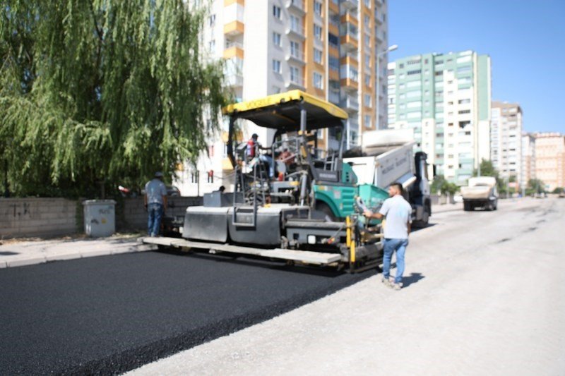 Melikgazi Belediyesi Altınoluk Mahallesi’nde asfalt çalışması yapıyor
