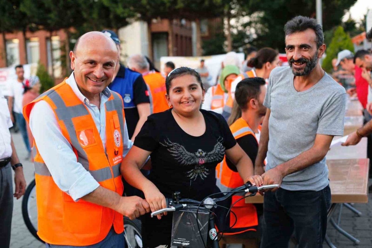 Altınova’da Her “Eve Bir Bisiklet” kampanyasında dağıtımlar devam ediyor