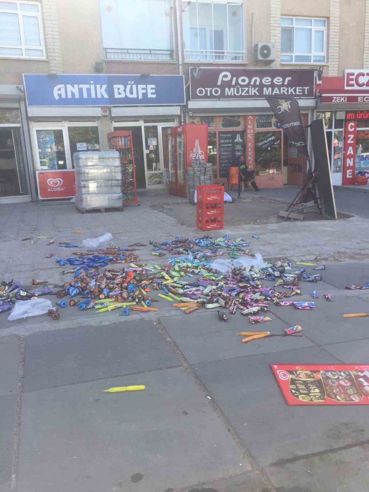 Eksik mal aldığını iddia eden esnaf, gelen malı sokağa döktü