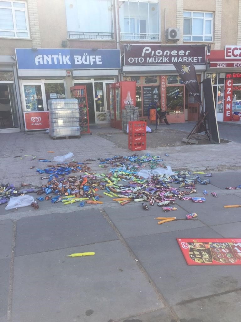 Eksik mal aldığını iddia eden esnaf, gelen malı sokağa döktü