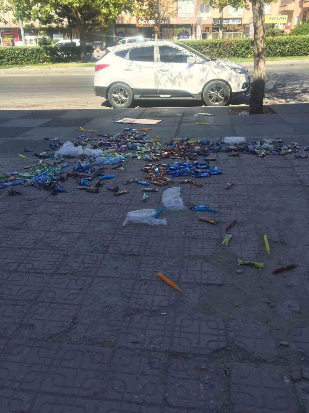 Eksik mal aldığını iddia eden esnaf, gelen malı sokağa döktü