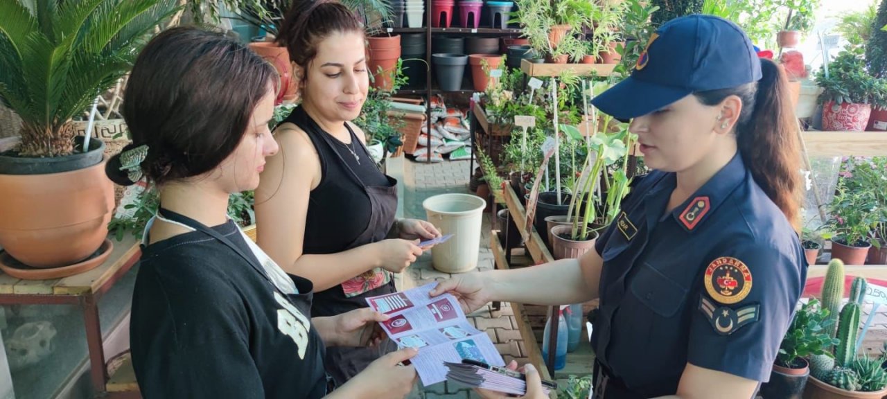 Jandarmadan vatandaşlara KADES bilgilendirmesi