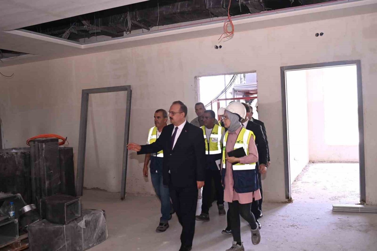 Vali Canbolat, ayağının tozuyla Aydın Şehir Hastanesi’nde incelemelerde bulundu