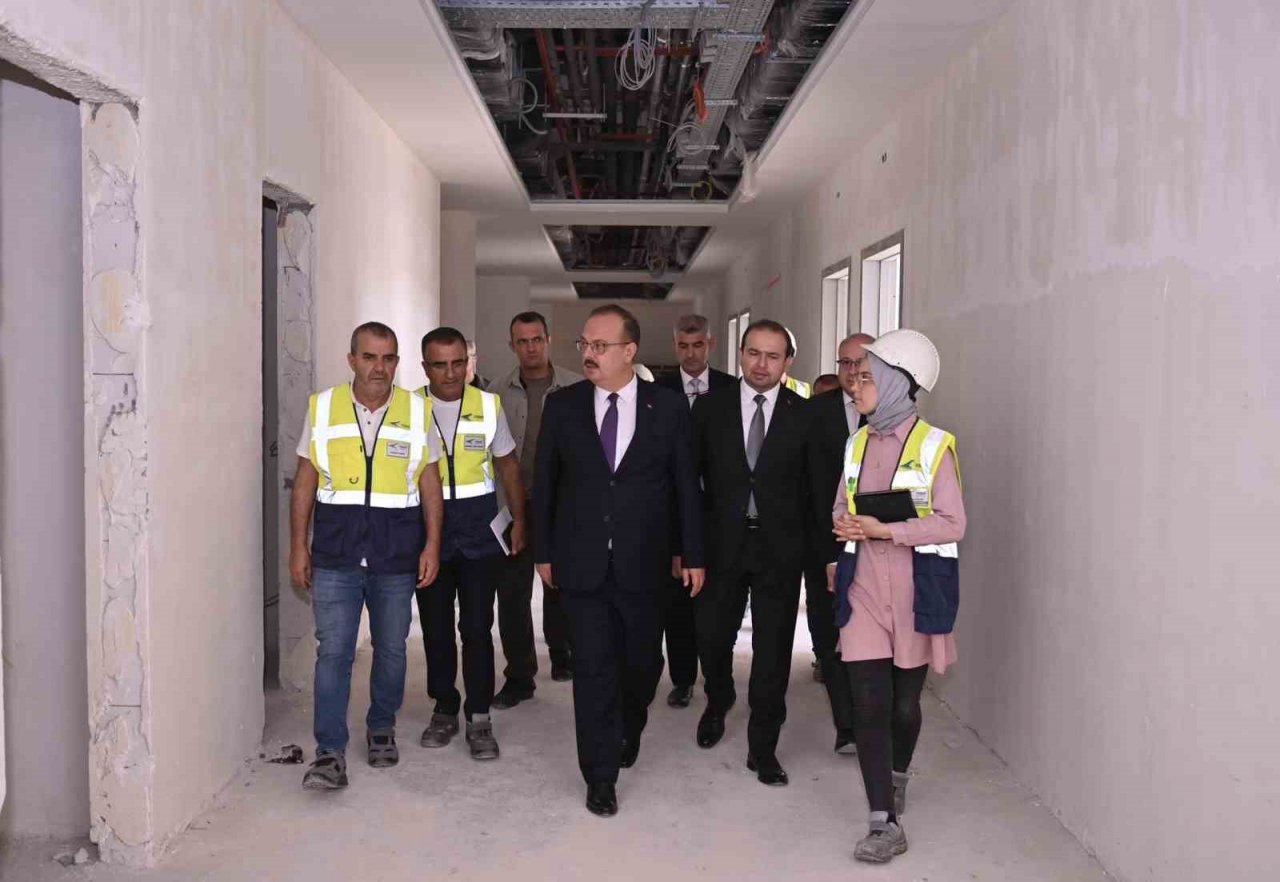 Vali Canbolat, ayağının tozuyla Aydın Şehir Hastanesi’nde incelemelerde bulundu