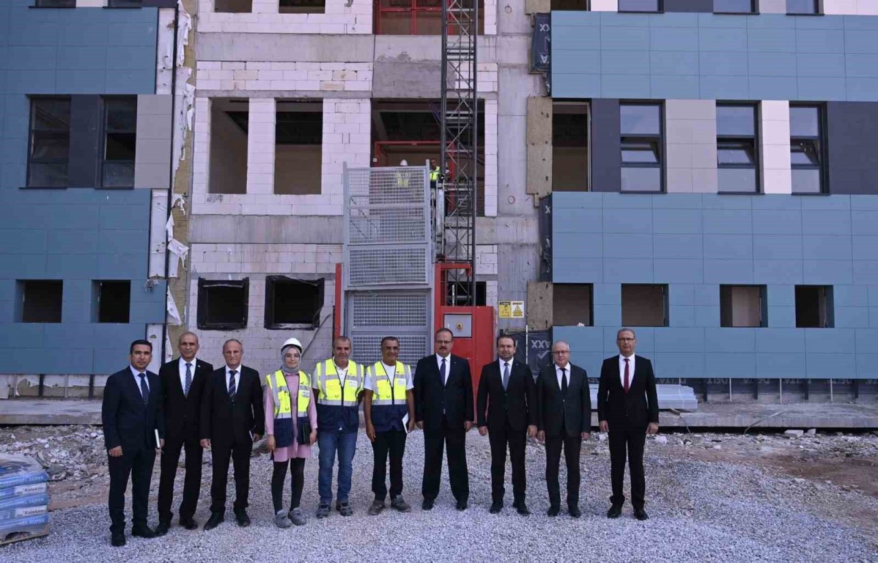 Vali Canbolat, ayağının tozuyla Aydın Şehir Hastanesi’nde incelemelerde bulundu