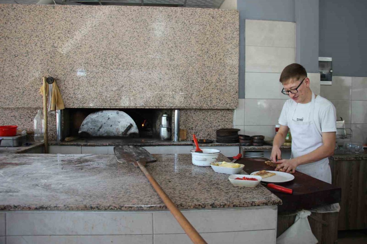 Ekmeğini ateşten çıkartıyor