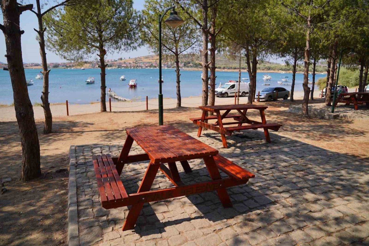 Ayvalık’ta mesire alanındaki ahşap oturma grupları yenileniyor