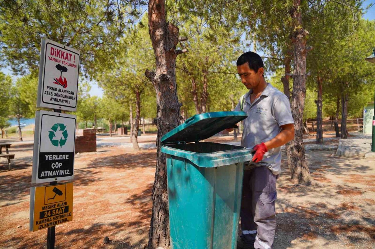 Ayvalık’ta mesire alanındaki ahşap oturma grupları yenileniyor