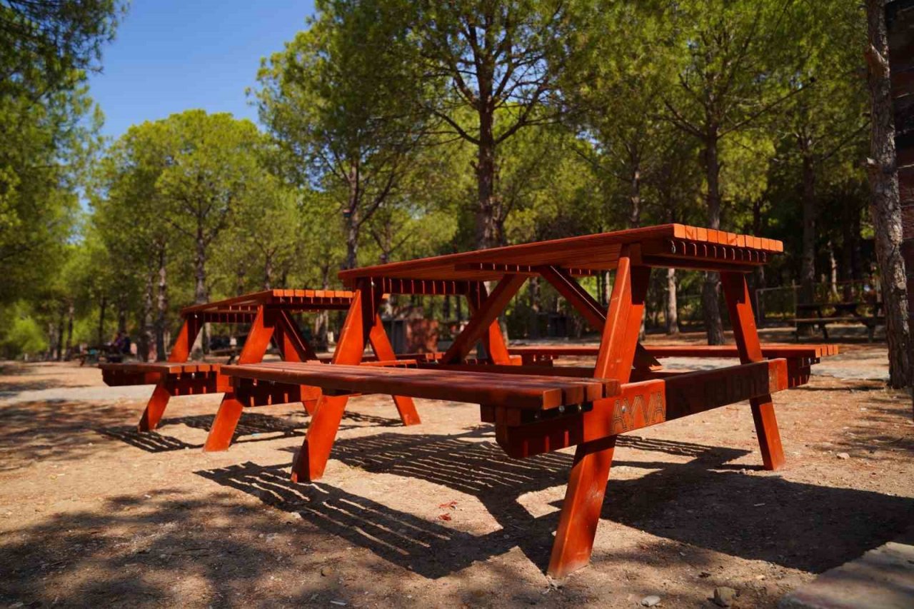 Ayvalık’ta mesire alanındaki ahşap oturma grupları yenileniyor