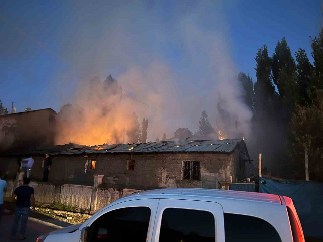 Solhan’da ahır yangını