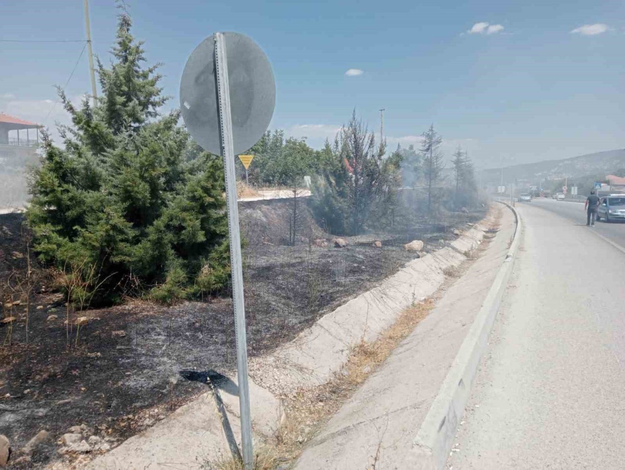 Araçtan atılan sigara izmariti yangına sebep oldu