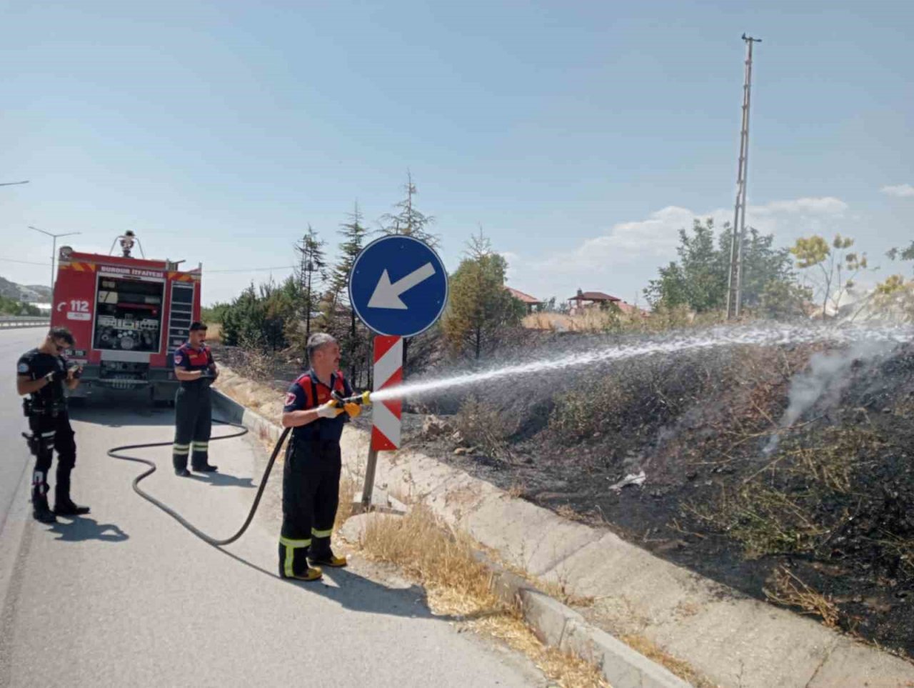 Araçtan atılan sigara izmariti yangına sebep oldu