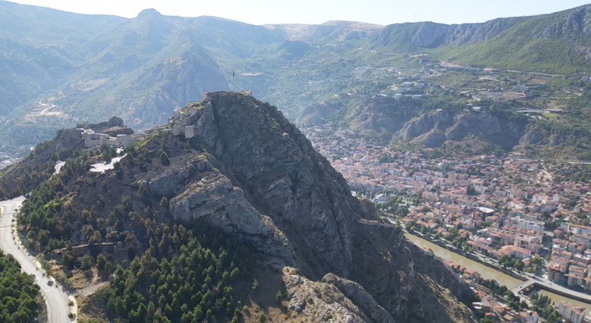 Başkan Çelik açıkladı: “Amasya Kalesi surları yangında zarar görmedi”