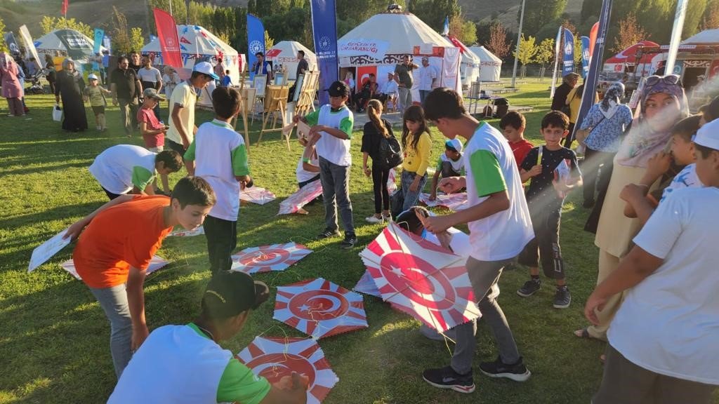 Büyükşehir Gençlik Hareketi’nden çocuklara uçurtma atölyesi