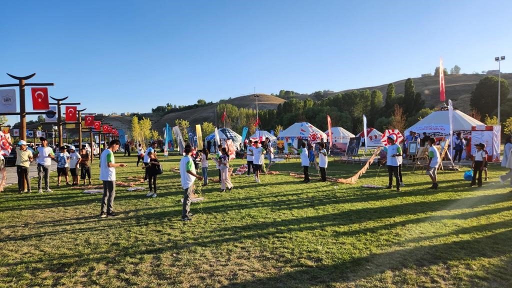 Büyükşehir Gençlik Hareketi’nden çocuklara uçurtma atölyesi