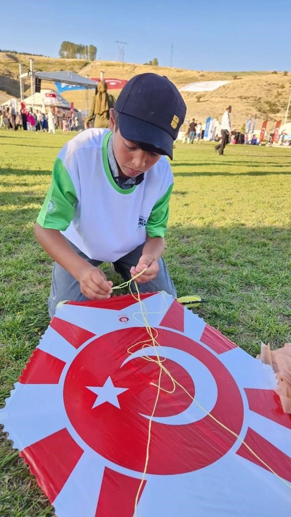Büyükşehir Gençlik Hareketi’nden çocuklara uçurtma atölyesi