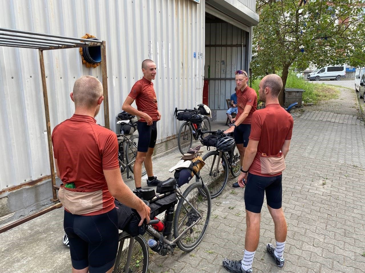 Dünya turuna çıkan Danimarkalı 4 bisikletçi Hopa’da mola verdi