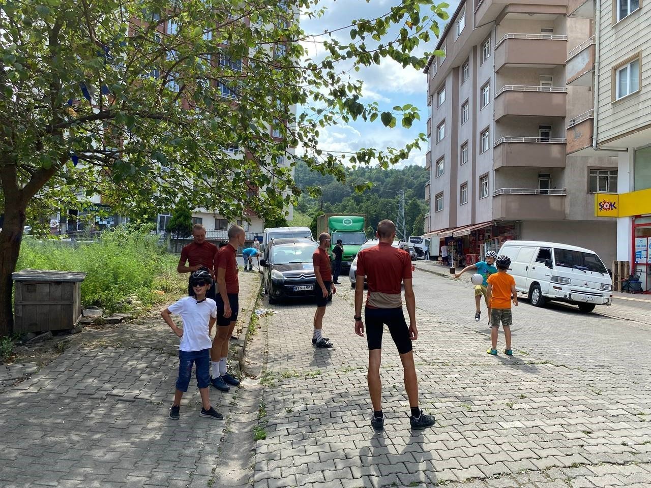 Dünya turuna çıkan Danimarkalı 4 bisikletçi Hopa’da mola verdi