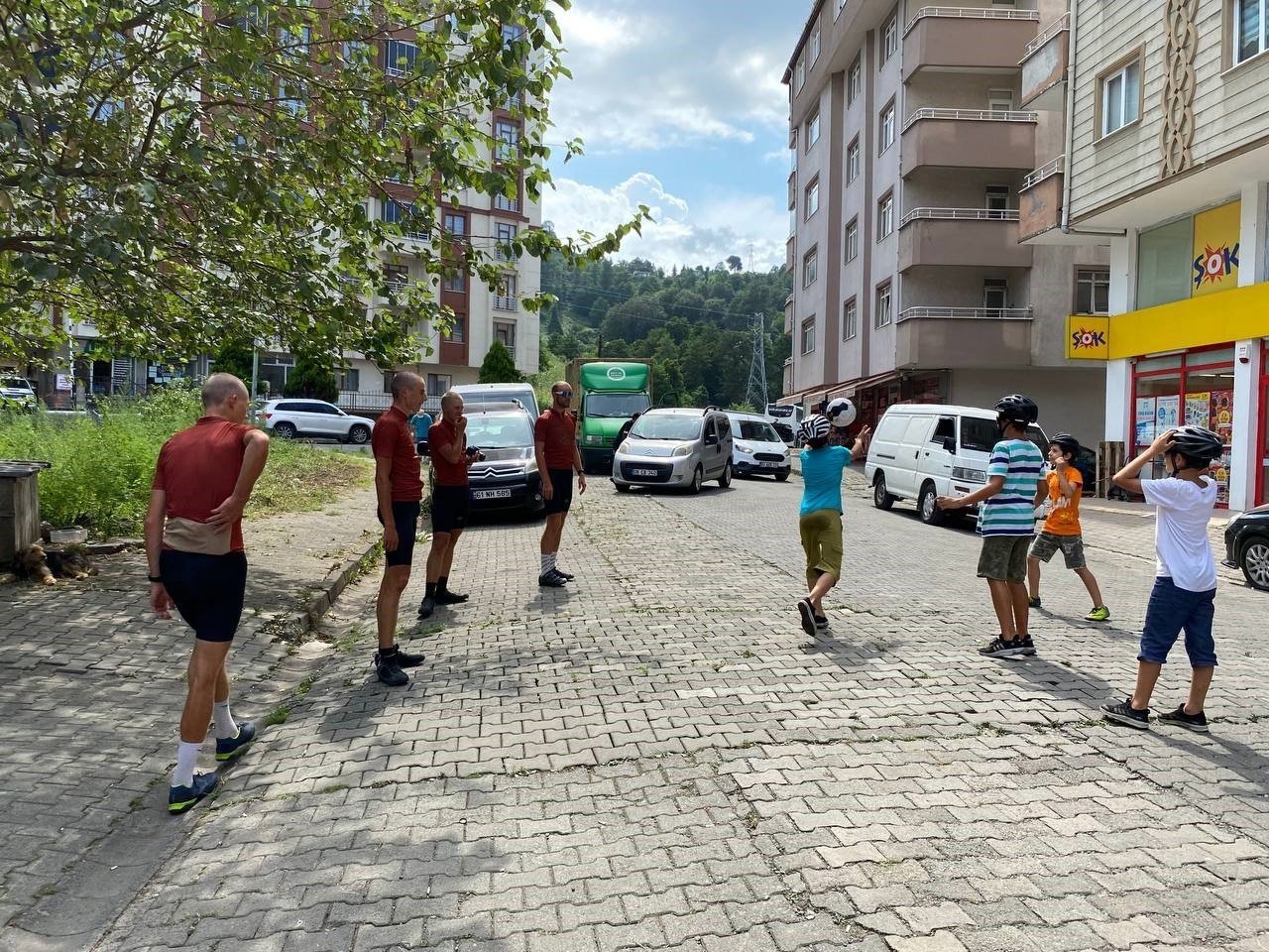 Dünya turuna çıkan Danimarkalı 4 bisikletçi Hopa’da mola verdi