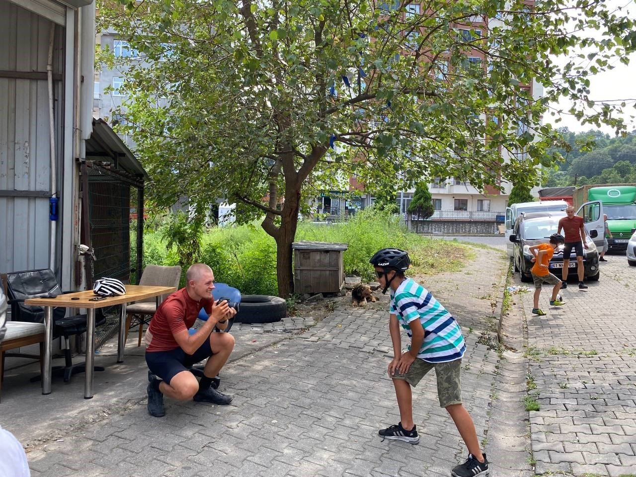 Dünya turuna çıkan Danimarkalı 4 bisikletçi Hopa’da mola verdi