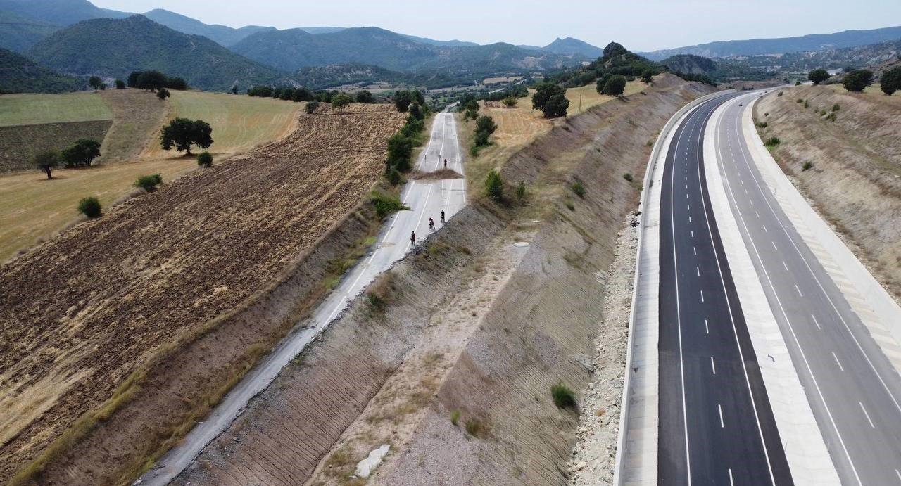 Dünya turuna çıkan Danimarkalı 4 bisikletçi Hopa’da mola verdi
