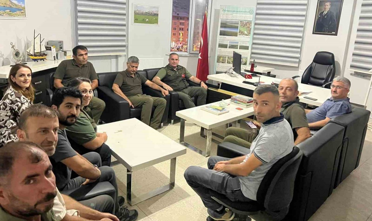 Hakkari’de kafası tenekeye sıkışan yavru ayı DKMP ekipleri tarafından kurtarıldı