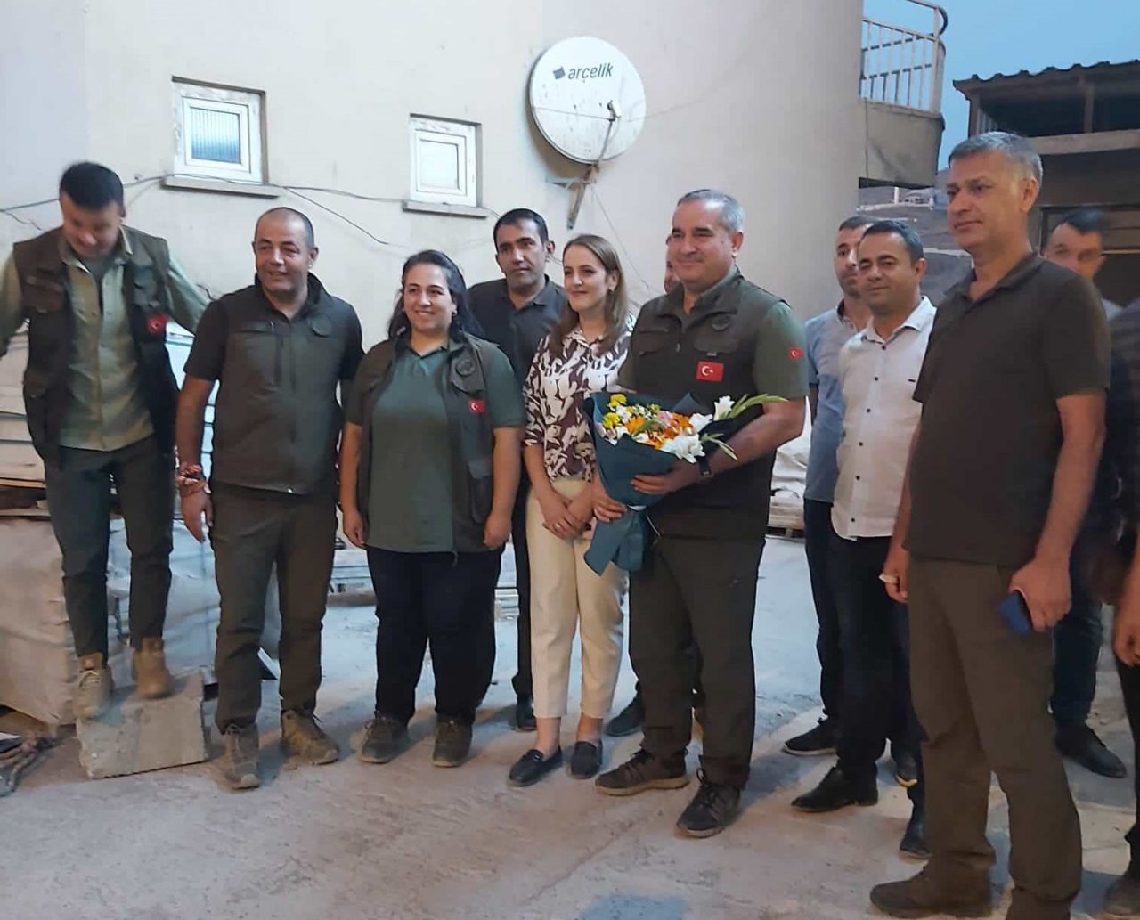 Hakkari’de kafası tenekeye sıkışan yavru ayı DKMP ekipleri tarafından kurtarıldı
